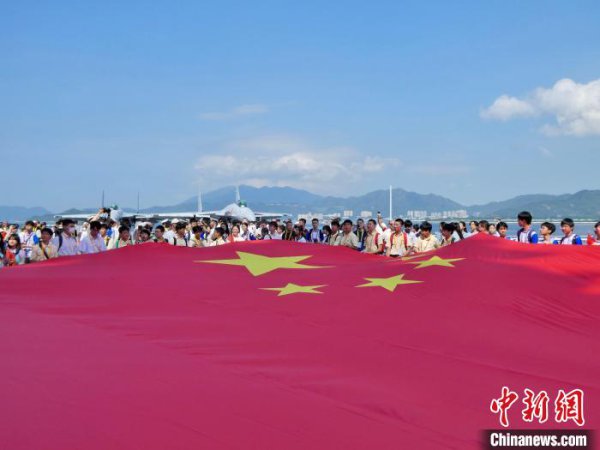 同护一面旗，共唱一首歌 ——山东舰官兵与香港青少年疏导互动侧记