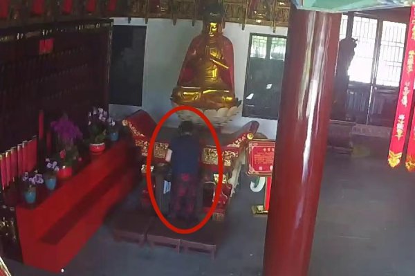 上海一女子从寺庙好事箱里“钓”走“香火钱”，速即被警方持获